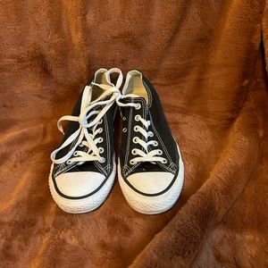 Women’s black converse size 8